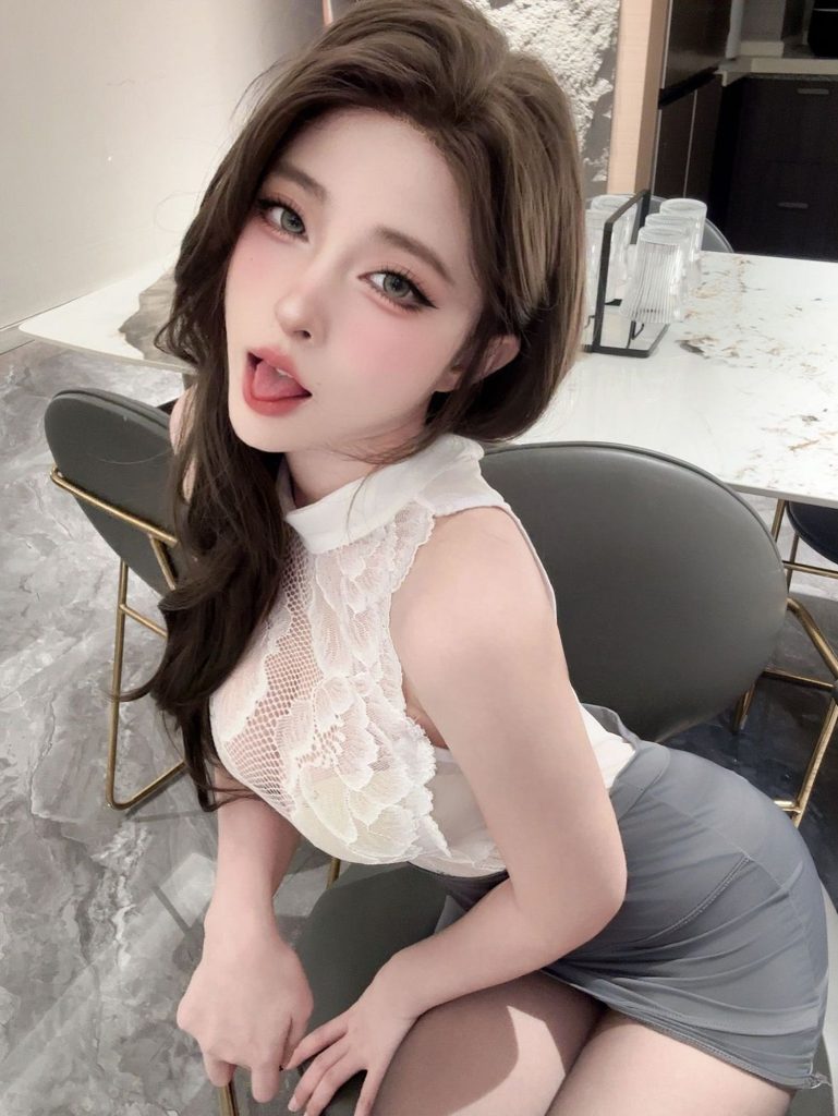 图片[2]-办公桌边的分寸感：清水由乃秘书招待室的冷艳秩序-cos图咖