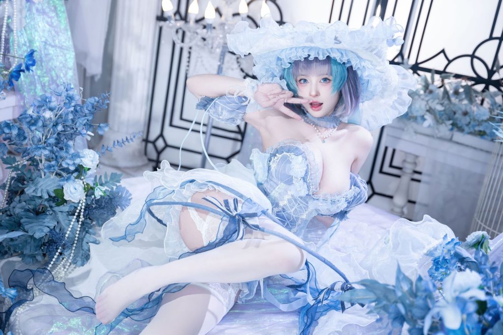 图片[1]-蓝白薄雾中的猫系梦境：清水由乃柴郡废稿礼服的温柔叙事-cos图咖