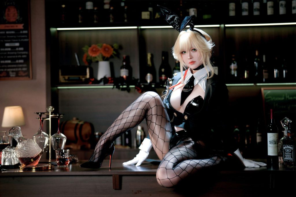 图片[1]-兔耳之下的执行者逻辑：BANBANKO半半子爱德的冷静优雅-cos图咖