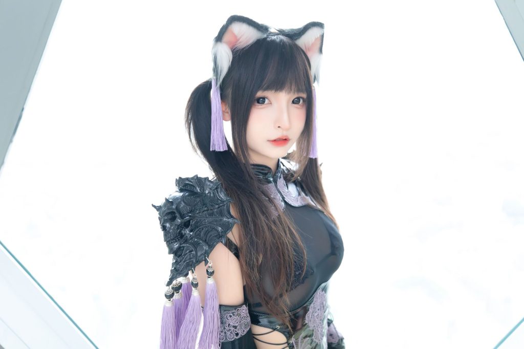 图片[1]-黑紫旗袍下的猫系法则：神楽坂真冬用眼神完成掌控-cos图咖