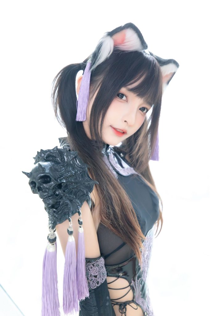 图片[3]-黑紫旗袍下的猫系法则：神楽坂真冬用眼神完成掌控-cos图咖