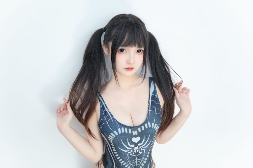 图片[1]-蛛丝缠绕的少女猎手：神楽坂真冬用视线布下温柔的网-cos图咖