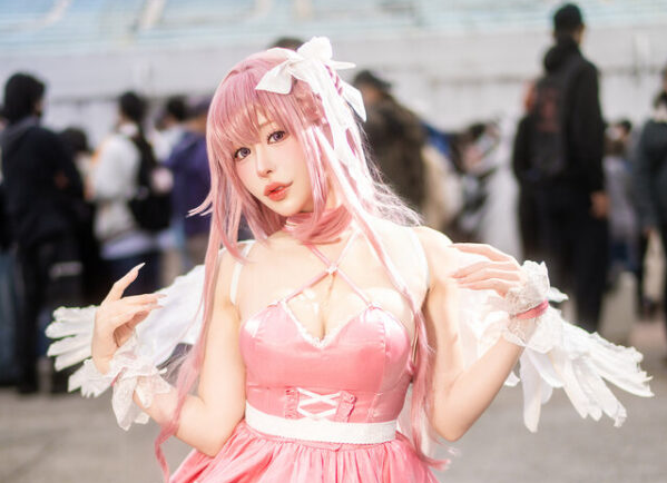 粉羽与神性之间：白田麻衣桃乐丝的天使式降临-cos图咖