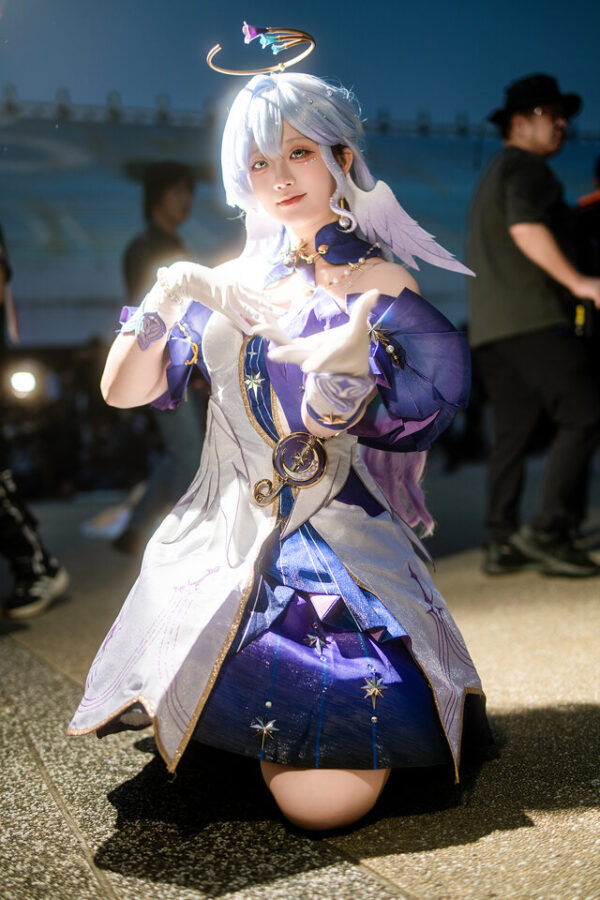 图片[3]-夜色舞台上的温柔回响：Heli_禾秝知更鸟的治愈时刻-cos图咖