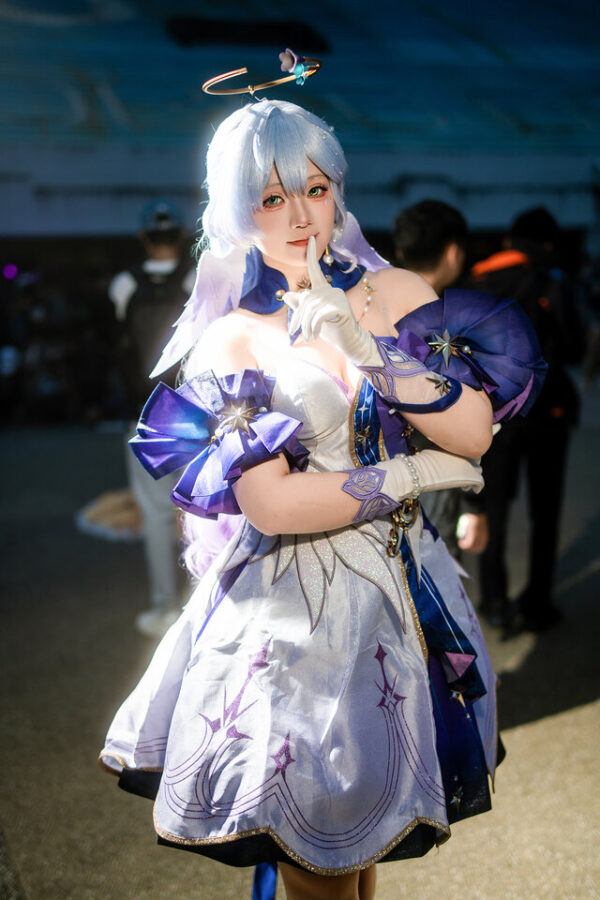 图片[2]-夜色舞台上的温柔回响：Heli_禾秝知更鸟的治愈时刻-cos图咖