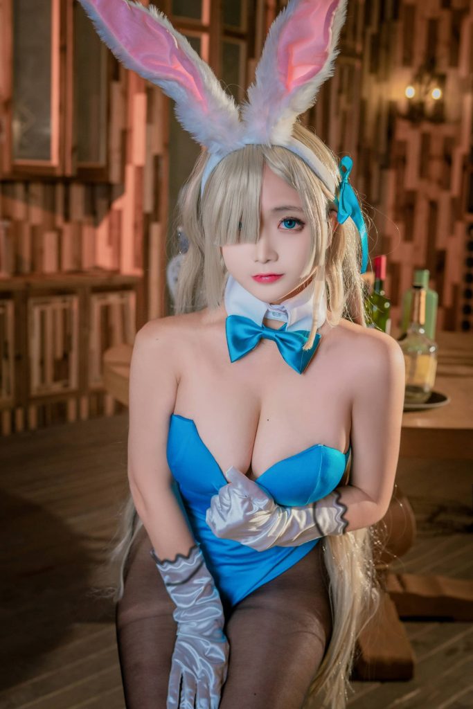 图片[2]-吧台边的蓝色灵动：日奈娇明日奈兔女郎的轻熟叙事-cos图咖