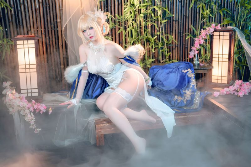 竹影灯花间的圣女降临：半半子贞德的跨文化圣洁美学-cos图咖