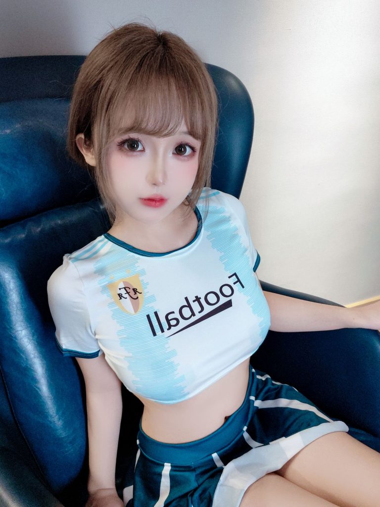 图片[2]-绿茵场边的灵动微光：日奈娇足球宝贝的元气诗篇-cos图咖