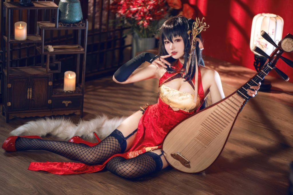 图片[1]-红缎暗香与病娇棋局：羽生三未大凤旗袍的危险美学-cos图咖