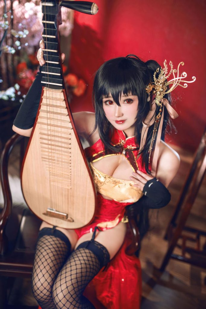 图片[2]-红缎暗香与病娇棋局：羽生三未大凤旗袍的危险美学-cos图咖