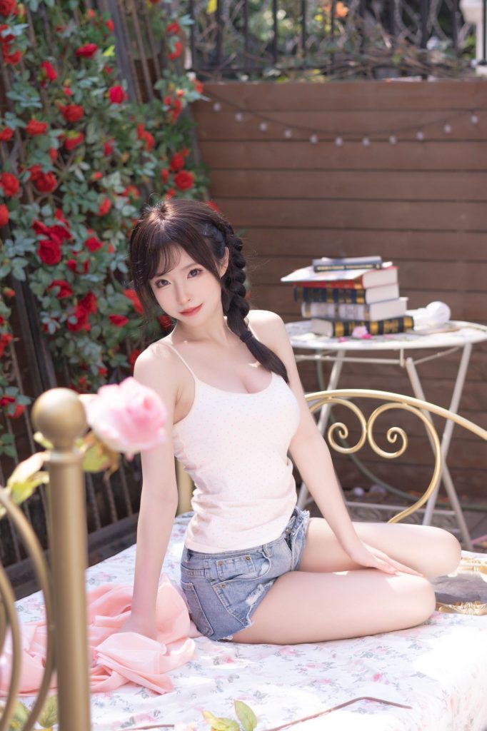 图片[2]-盛夏庭院的青春留白：清水由乃麻花少女的慵懒诗学-cos图咖