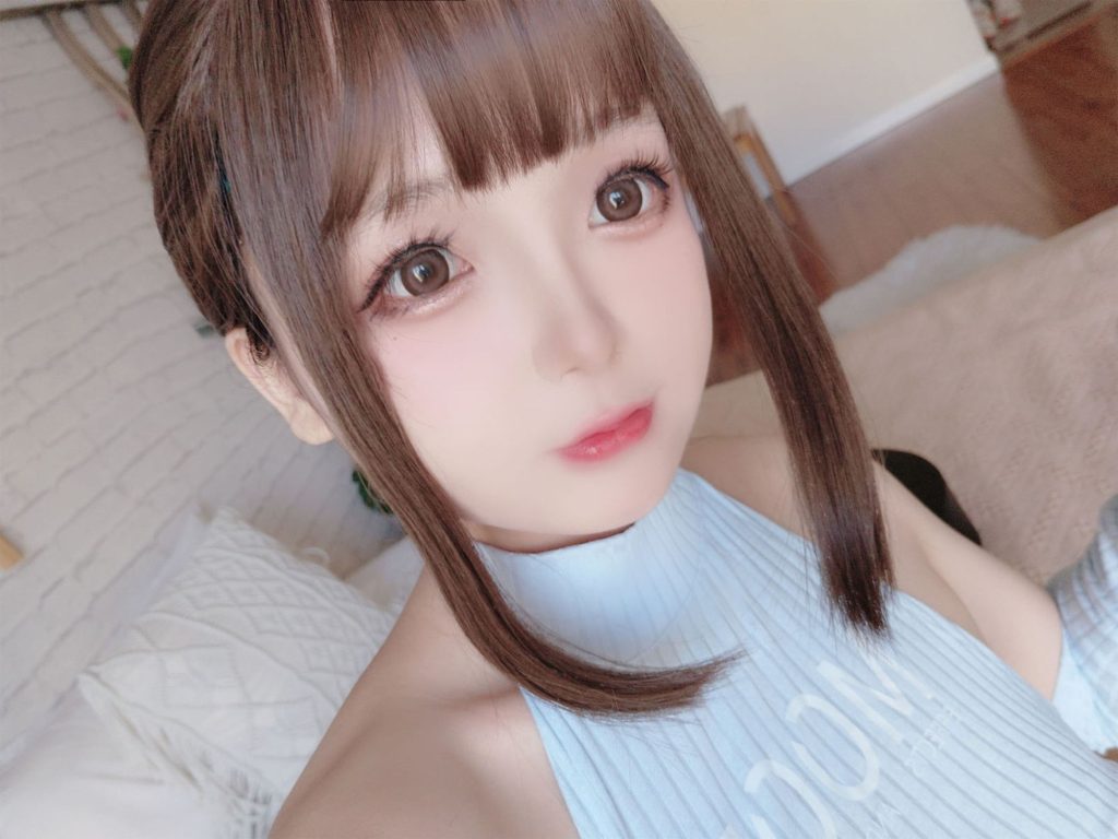 图片[1]-暖色卧室中的旋律定格：日奈娇吉他妹妹的青春诗篇-cos图咖