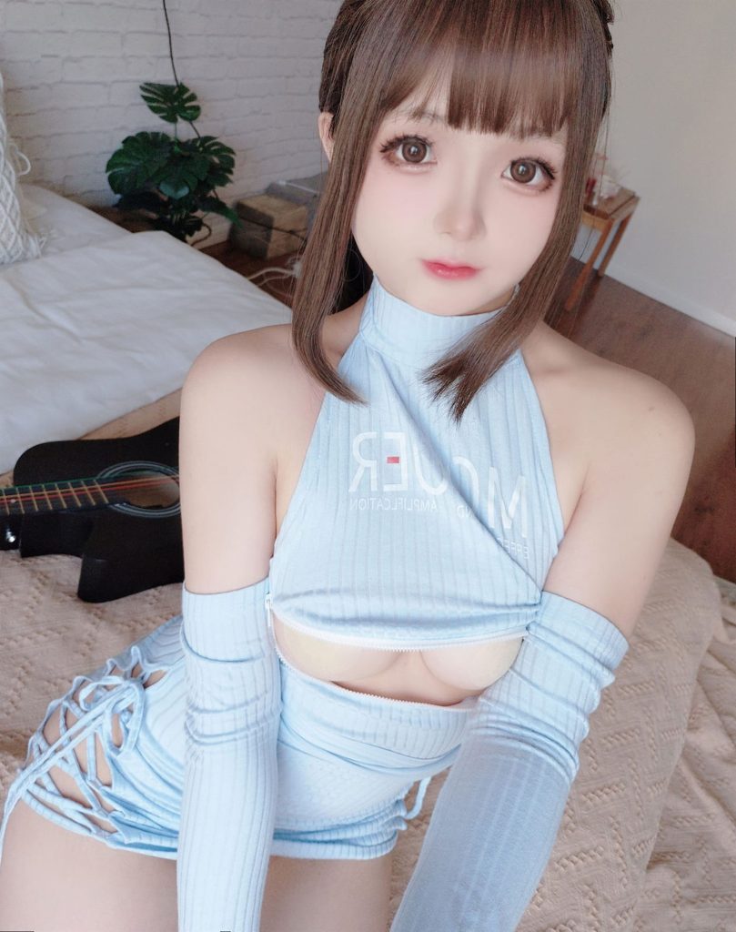 图片[2]-暖色卧室中的旋律定格：日奈娇吉他妹妹的青春诗篇-cos图咖