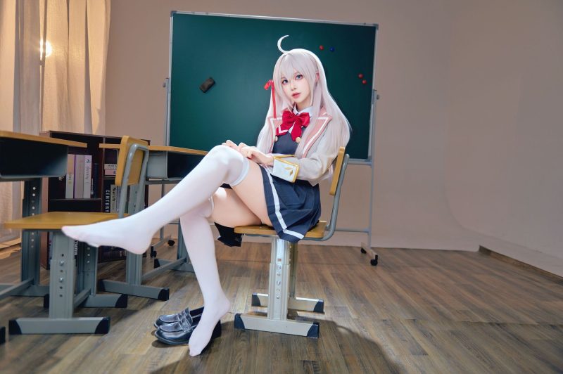 邻座课桌的俄语低语：Shika小鹿鹿艾莉莎的反差叙事-cos图咖