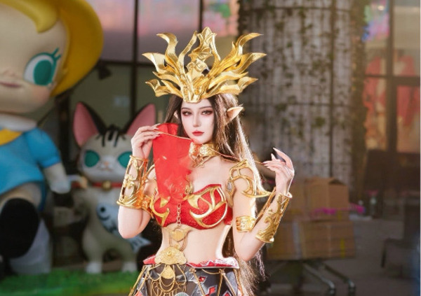 王座上的冷焰凝视：潘黄天诗美杜莎的蛇族叙事-cos图咖