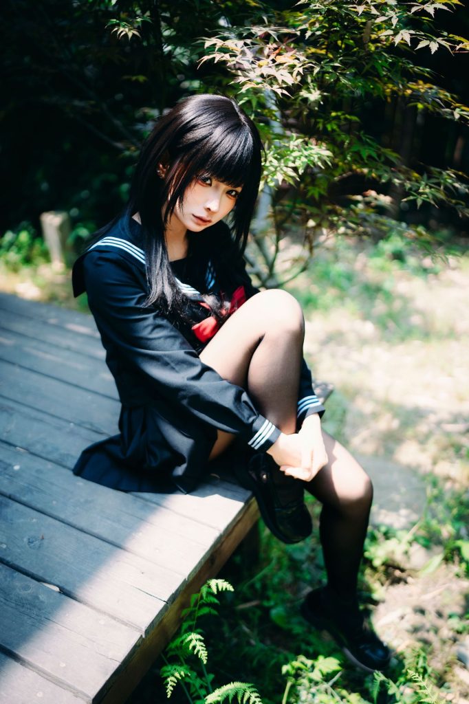 图片[2]-绿荫之间的制服变奏：蠢沫沫夏日庭院的水手服叙事-cos图咖