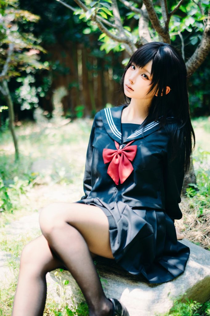 图片[4]-绿荫之间的制服变奏：蠢沫沫夏日庭院的水手服叙事-cos图咖
