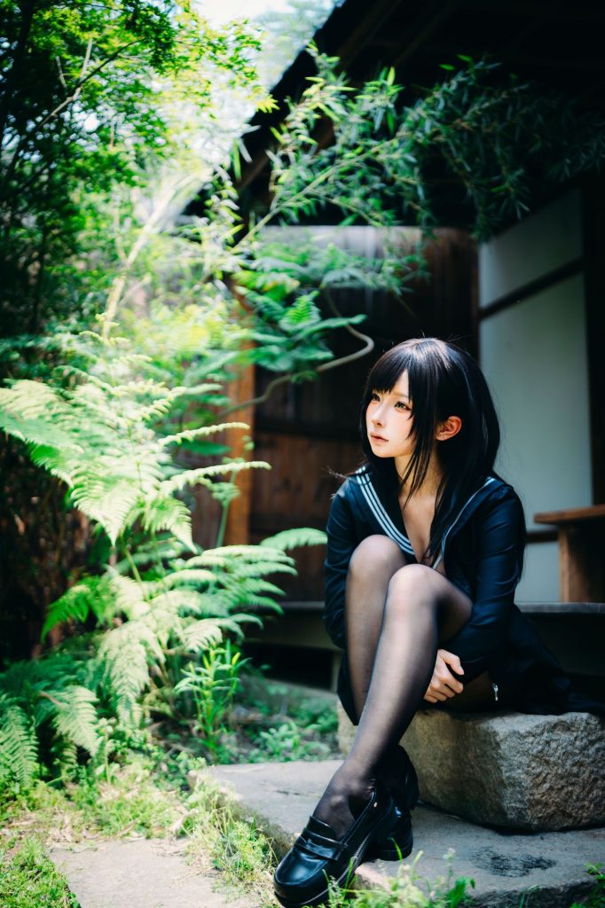 图片[3]-绿荫之间的制服变奏：蠢沫沫夏日庭院的水手服叙事-cos图咖