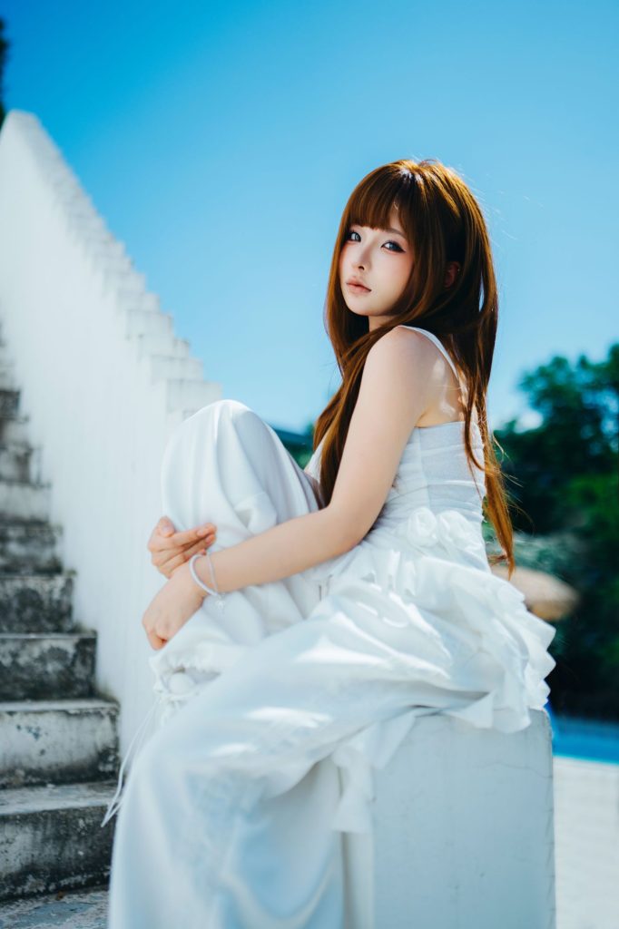 图片[2]-纯白窗边的旋律变奏：蠢沫沫吉他少女的夏日叙事-cos图咖
