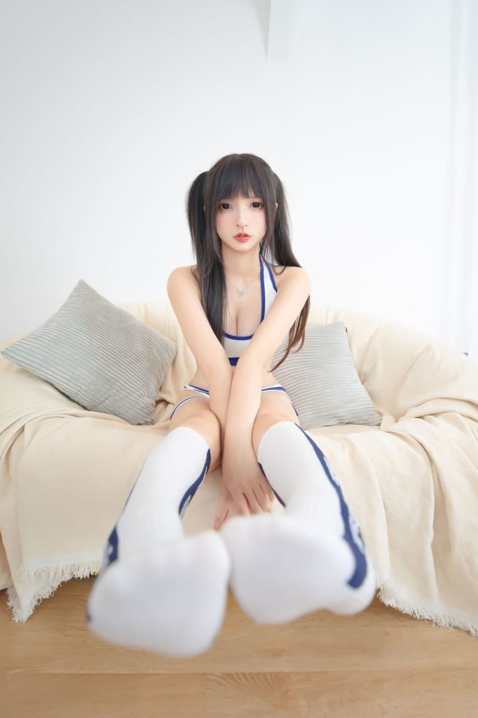 图片[2]-蓝白运动中的清爽变奏：神楽坂真冬体操女孩的日常叙事-cos图咖
