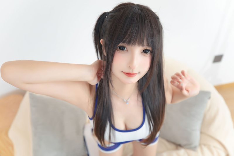蓝白运动中的清爽变奏:神楽坂真冬体操女孩的日常叙事-cos图咖