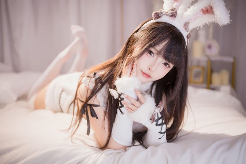 毛绒白兔的甜美变奏:神楽坂真冬兔娘造型的双面叙事-cos图咖