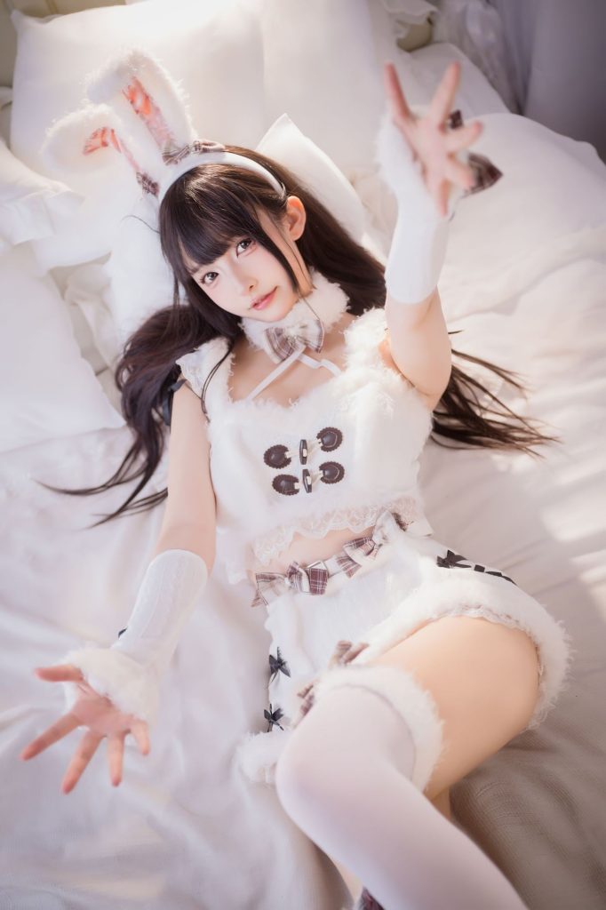 图片[2]-毛绒白兔的甜美变奏：神楽坂真冬兔娘造型的双面叙事-cos图咖