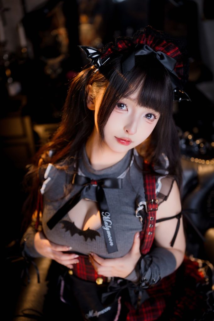 图片[2]-红黑格纹中的甜酷变奏：神楽坂真冬小恶魔女仆的哥特叙事-cos图咖