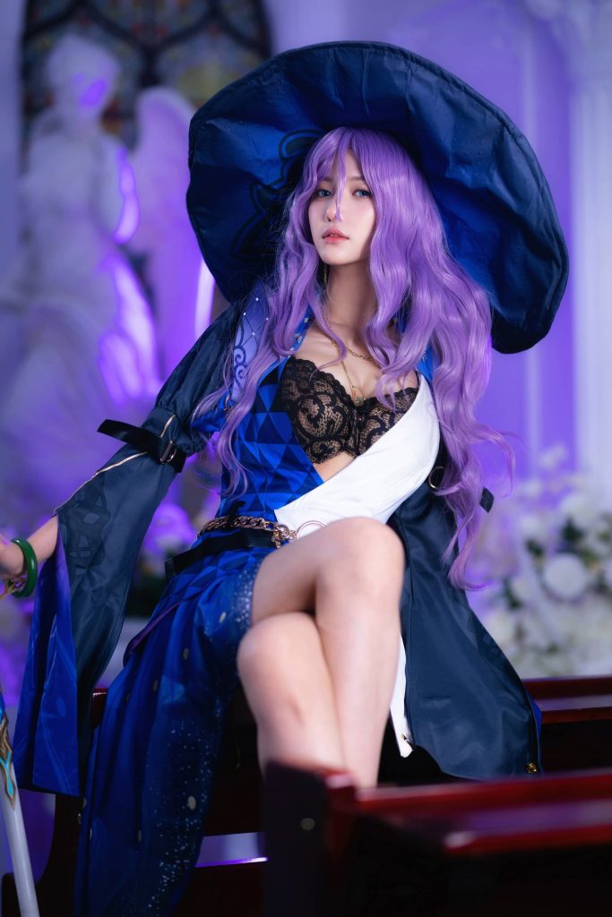 图片[4]-彩绘玻璃下的权谋低语：Shika小鹿鹿翡翠的冷艳叙事-cos图咖