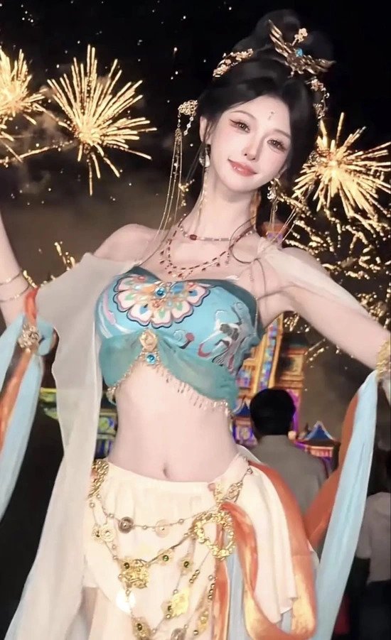 图片[4]-青绿飘带间的飞天叙事：萧悦悦杨贵妃的东方美学变奏-cos图咖