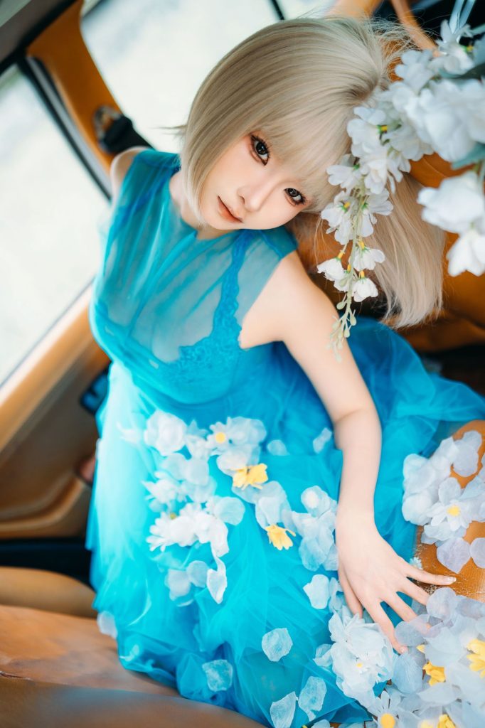图片[4]-蓝纱花影中的复古变奏：蠢沫沫花期女孩的夏日慢调-cos图咖