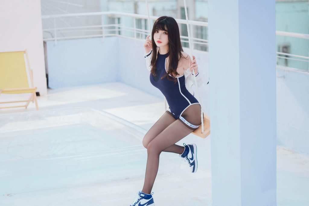 图片[2]-天台光影中的水漾变奏：rioko凉凉子竞泳女孩的夏日叙事-cos图咖