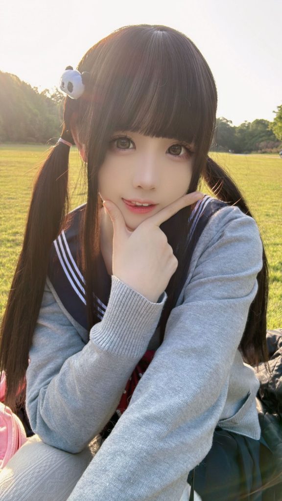 图片[2]-草坪光影中的校园变奏：miko酱ww学生妹的青春叙事-cos图咖