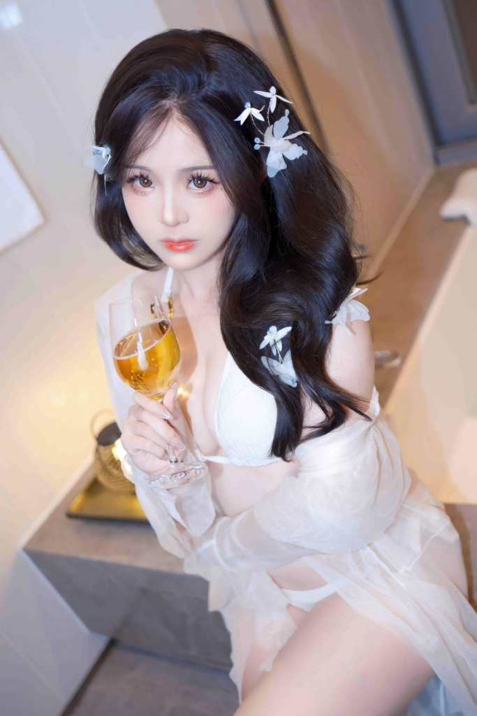 图片[2]-暖光浴室的微醺变奏：miko酱ww慵懒佳人的夜晚叙事-cos图咖