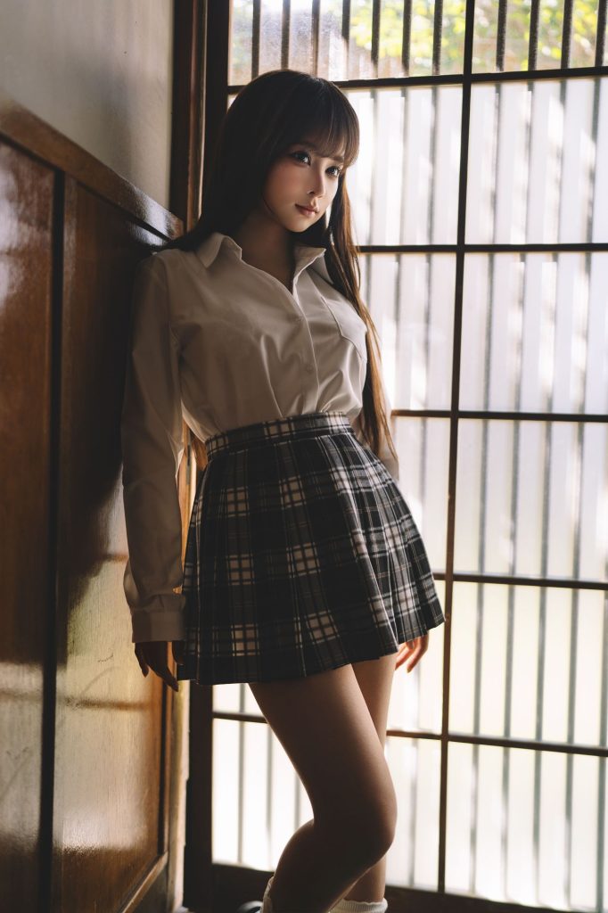 图片[2]-木格窗前的疏离变奏：蠢沫沫JK女孩的日式光影叙事-cos图咖