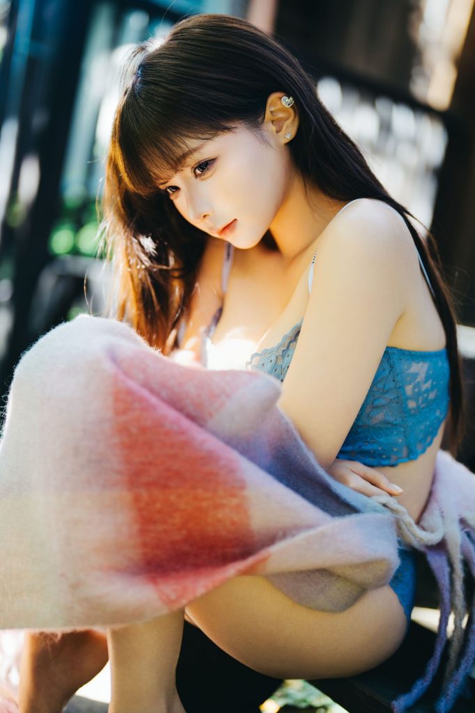 图片[4]-深色木屋中的冬日变奏：蠢沫沫白裙女孩的静谧叙事-cos图咖