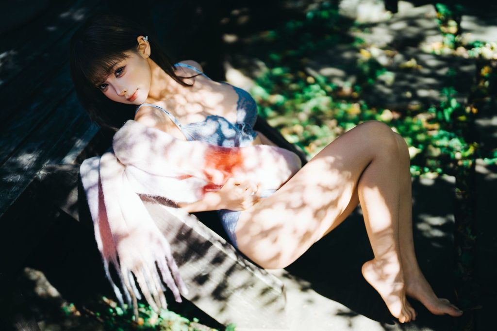 图片[1]-深色木屋中的冬日变奏：蠢沫沫白裙女孩的静谧叙事-cos图咖