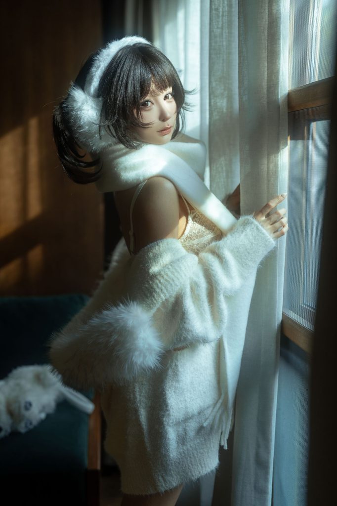 图片[4]-冬日窗边的白毛衣叙事：蠢沫沫慵懒少女的松弛变奏-cos图咖