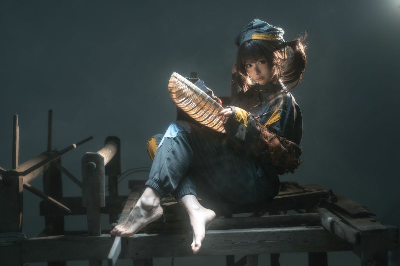 灰蓝冷光中的倔强变奏：蠢沫沫小乞丐的微光叙事-cos图咖