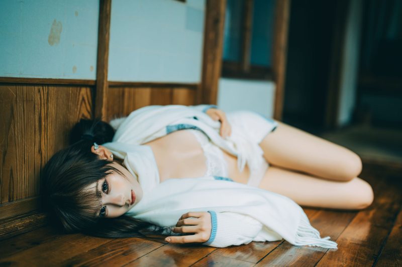 木质光影中的暖冬变奏:蠢沫沫纯白少女的情人节叙事-cos图咖