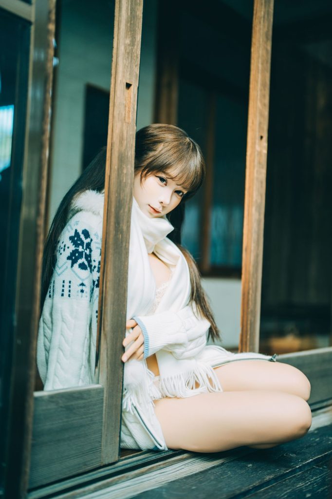 图片[2]-木质光影中的暖冬变奏：蠢沫沫纯白少女的情人节叙事-cos图咖