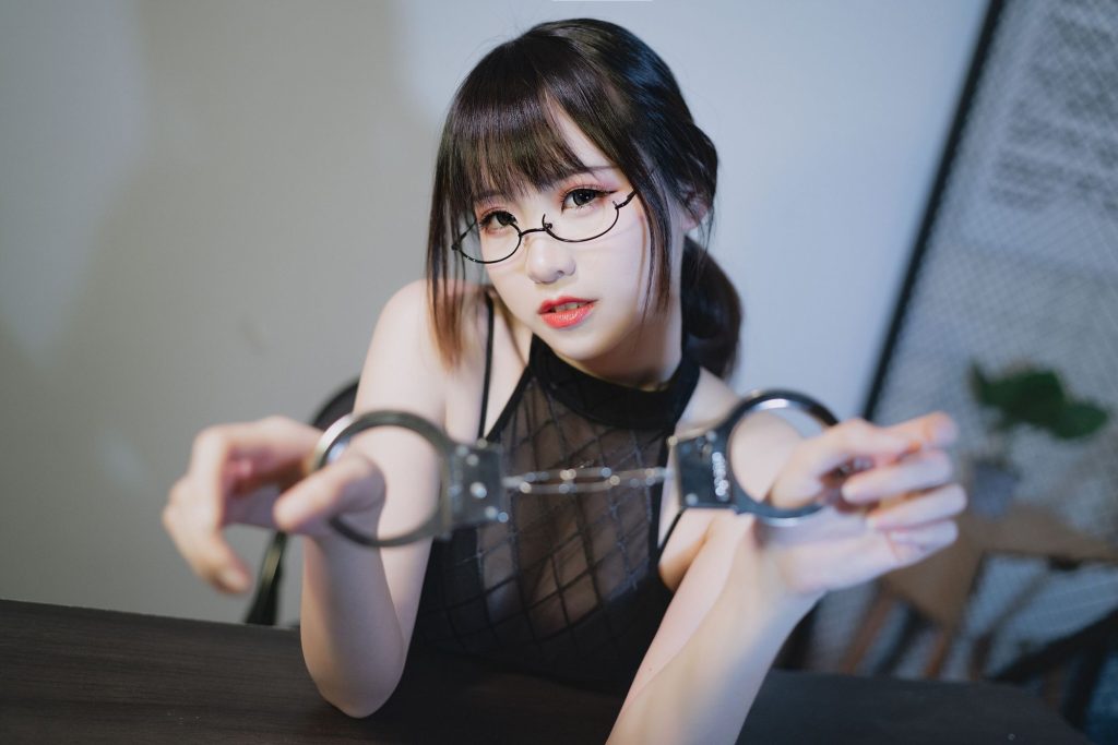 图片[1]-审讯室暗影中的特工变奏：miko酱ww坏女人的权力叙事-cos图咖