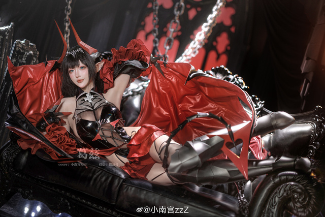 暗夜王座上的哥特变奏：小南宫zzZ葛兹的魅魔叙事-cos图咖